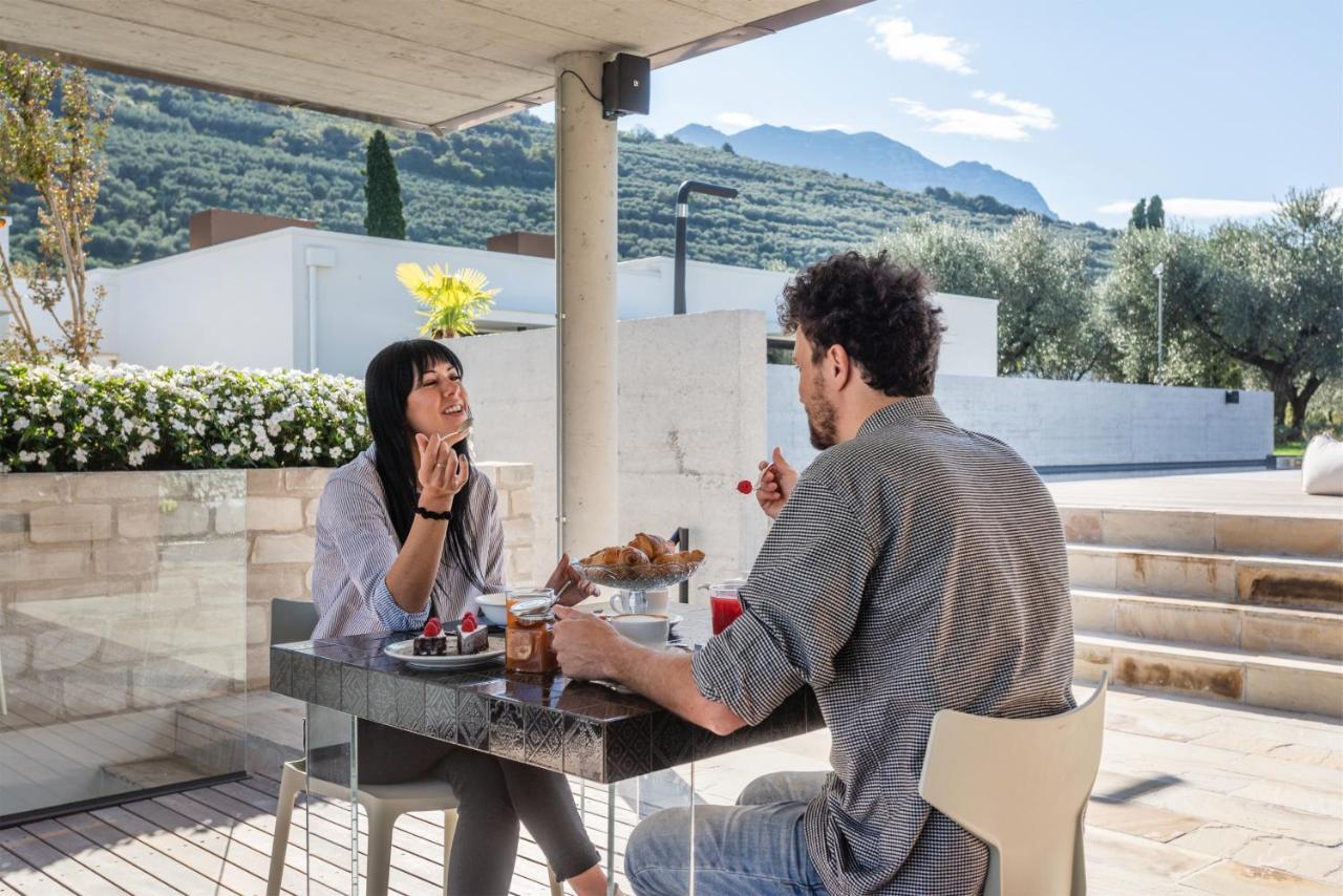 مبيت وإفطار ريفا ديل غاردا Oleeva Garda Living - Adults Only المظهر الخارجي الصورة